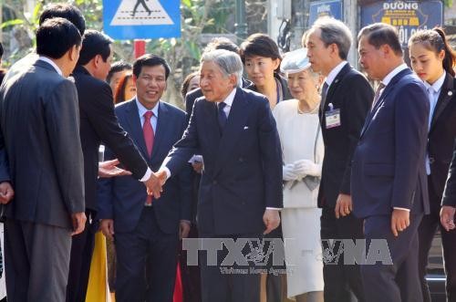 Le couple royal japonais ému par l’accueil chaleureux des Huéens - ảnh 1